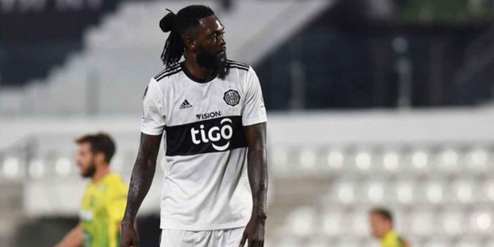 La ins&oacute;lita cifra que le reclama Adebayor a Olimpia de Paraguay tras haber jugado 4 partidos