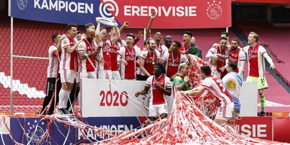 Ajax fundi&oacute; el trofeo del campeonato para homenajear a sus 42 mil hinchas