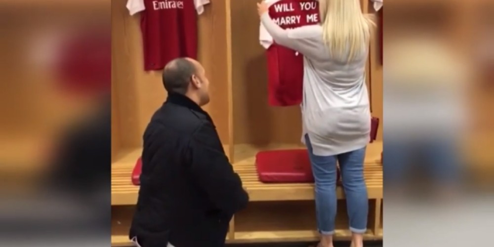Un hincha del Arsenal le pidi&oacute; matrimonio a su novia en el vestuario del Emirates Stadium 