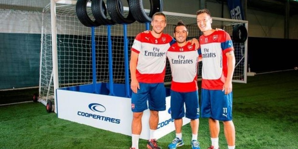 Los jugadores del Arsenal probaron su punter&iacute;a junto a Cooper Tire