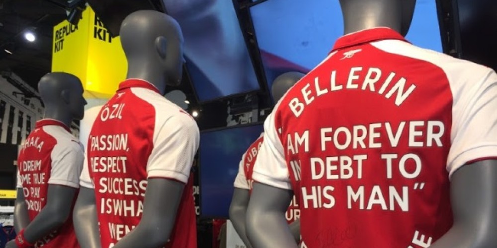 La tienda oficial del Arsenal FC prepar&oacute; un emotivo homenaje a Wenger junto a los jugadores