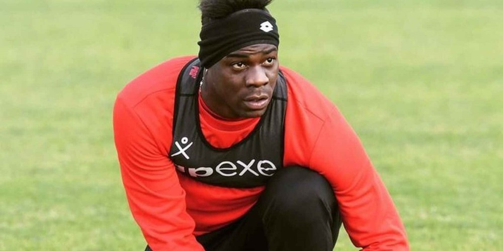 El presente inesperado de Balotelli; de ganar 110 mil euros semanales a 220 mil por año