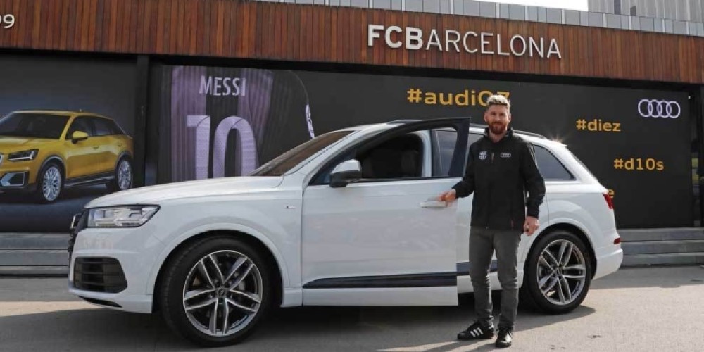 Messi, Neymar, Su&aacute;rez y compa&ntilde;&iacute;a recibieron sus nuevos autos de lujo en el Barcelona