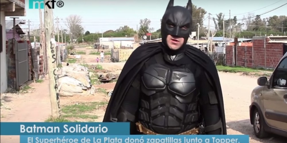 Topper donó zapatillas junto a Batman Solidario en La Plata