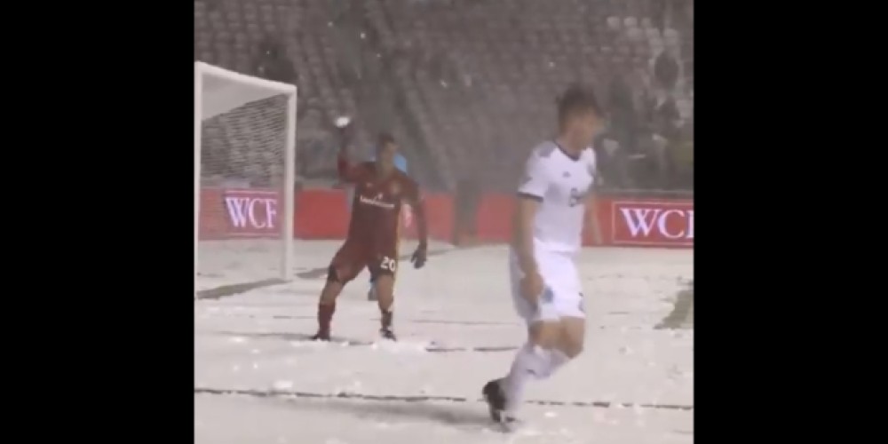 El delantero que le tir&oacute; una bola de nieve a su oponente en la MLS