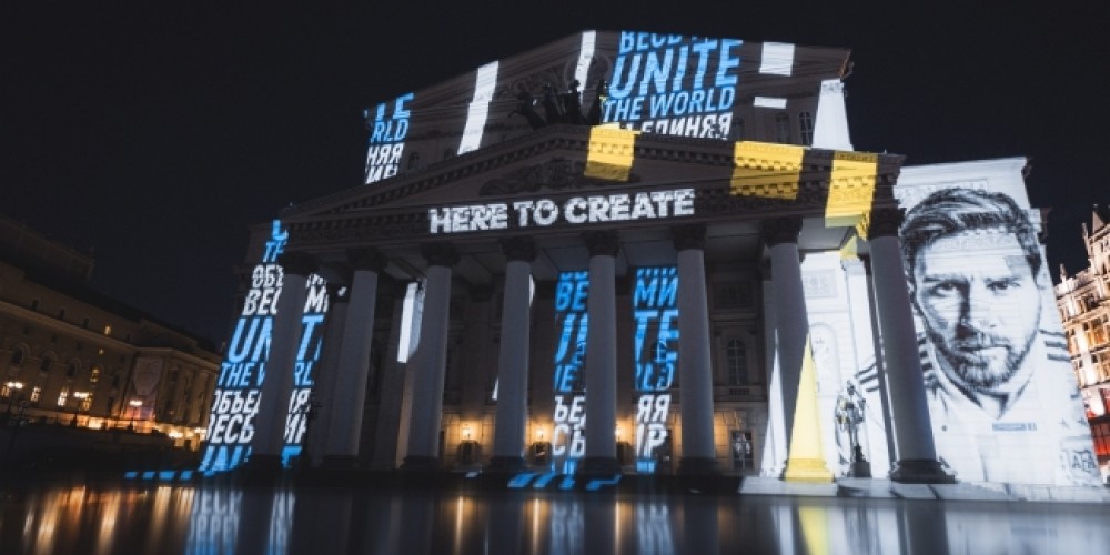 adidas celebra el inicio de la Copa Mundial FIFA 2018 con una proyecci&oacute;n sobre el ic&oacute;nico Teatro Bolshoi