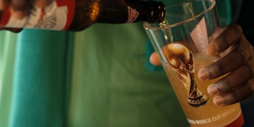 Budweiser lanz&oacute; vasos que vibran de acuerdo con el sonido de la hinchada para Rusia 2018