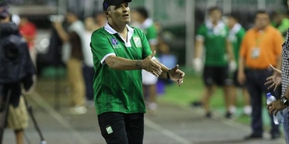 La ins&oacute;lita reacci&oacute;n del entrenador de Oriente Petrolero en pleno partido