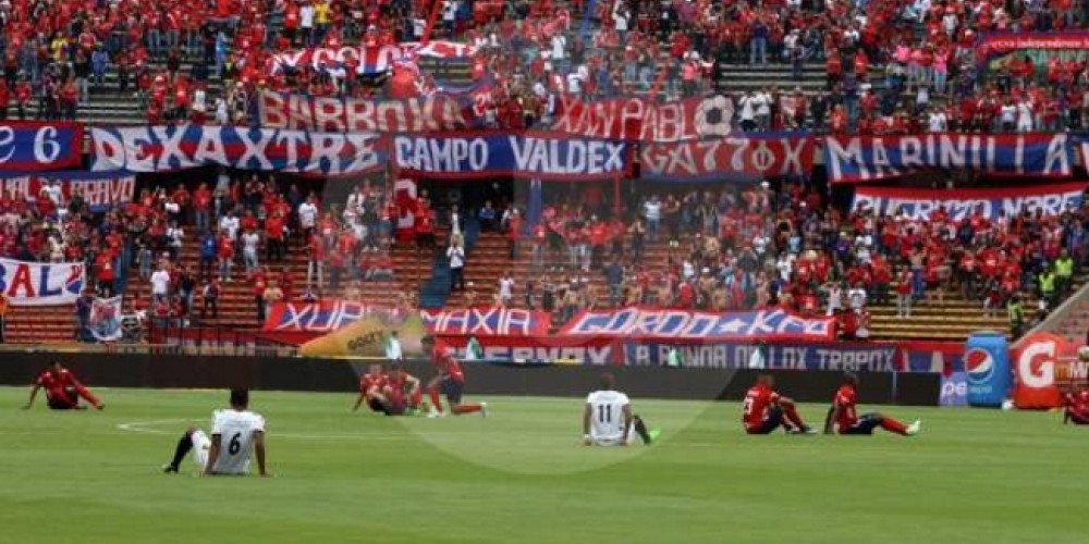 Los jugadores colombianos se sentaron en el campo de juego como protesta a los horarios