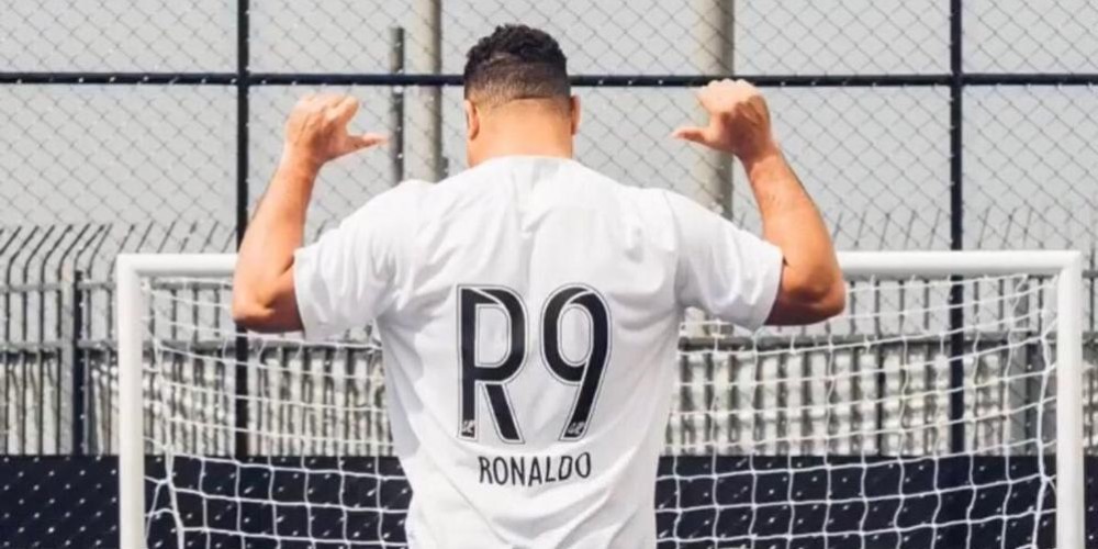 Corinthians present&oacute; su nueva camiseta con Ronaldo como modelo