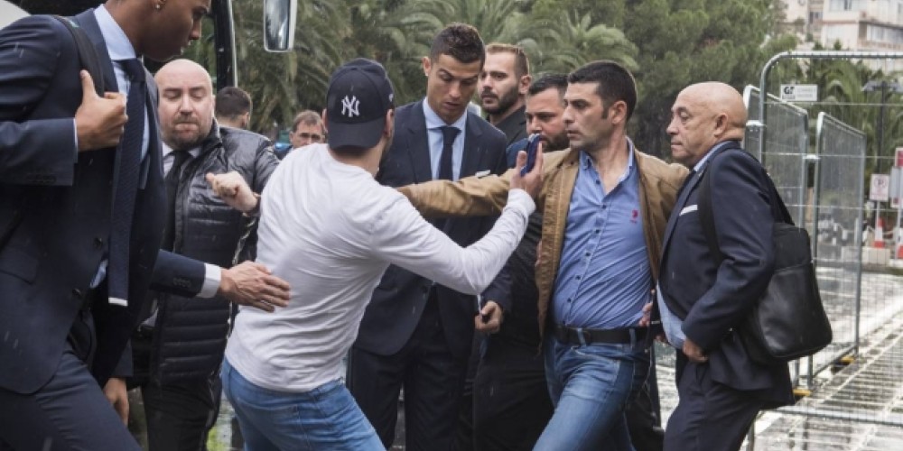 Redujeron a un hincha que se hizo pasar por periodista para fotografiarse con Cristiano Ronaldo