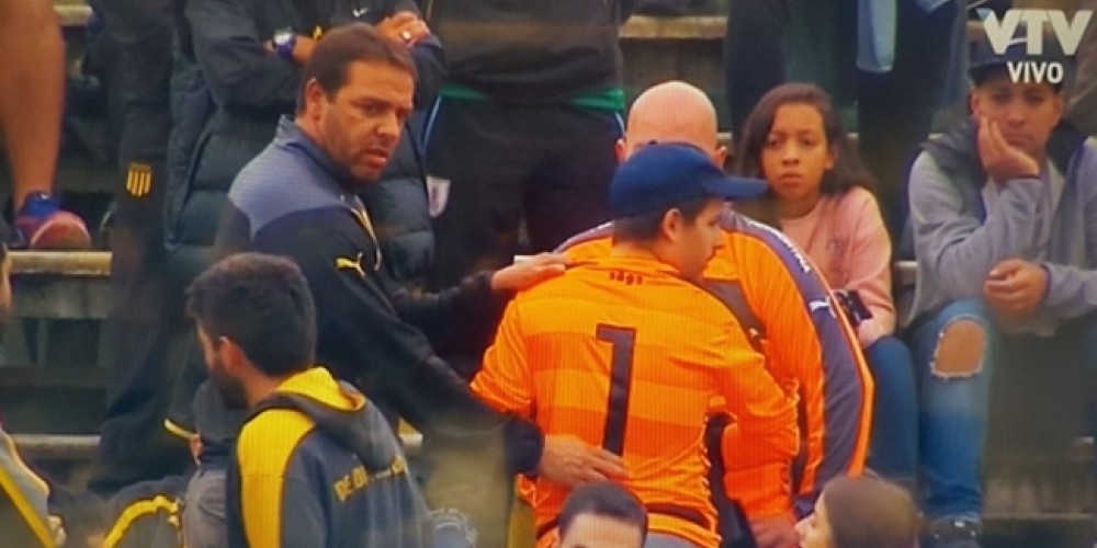 Piden el buzo a un hincha en la tribuna tras el parecido del uniforme del arquero con el &aacute;rbitro