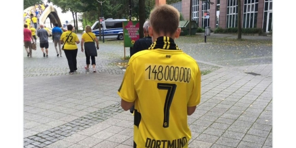Hinchas del Dortmund editaron las camisetas de Dembel&eacute; con la cifra que gan&oacute; su equipo
