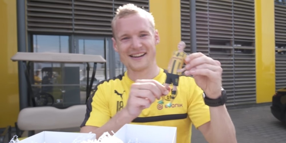 Los jugadores del Borussia Dortmund recibieron figuras de juguete de ellos mismos