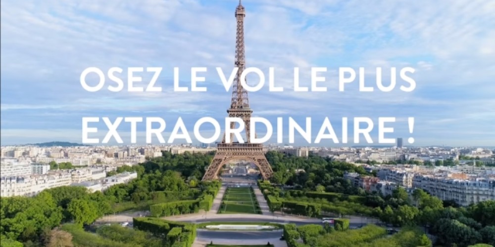 La activaci&oacute;n del Roland Garros que lanza a los aficionados desde la Torre Eiffel por una tirolesa