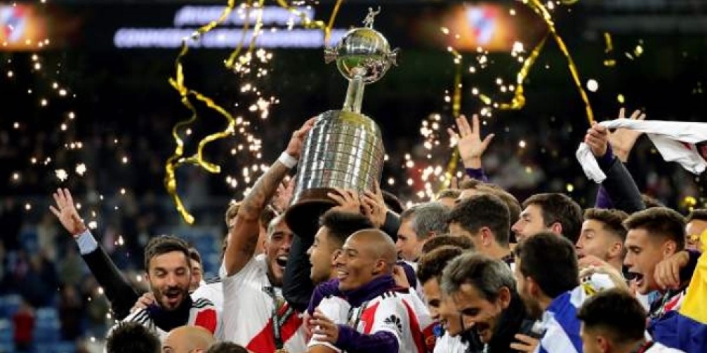 El ins&oacute;lito error de la CONMEBOL en la entrega del trofeo a River