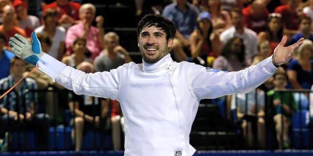 Historias de cuarentena: El esgrimista argentino que fabrica m&aacute;scaras contra el coronavirus