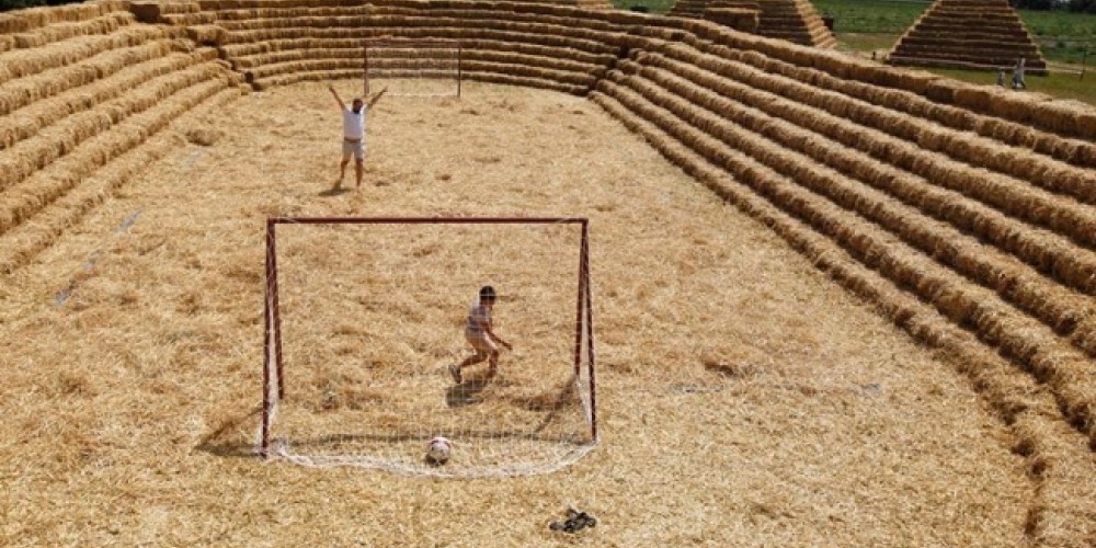 El granjero ruso que construy&oacute; una r&eacute;plica del estadio mundialista hecho de paja 