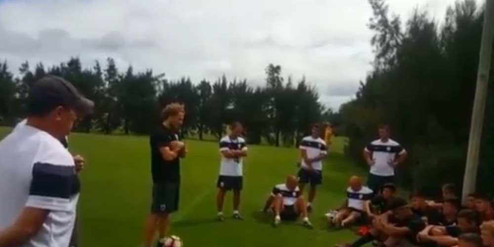 El entrenamiento de Diego Forl&aacute;n con la Sub 17 de Uruguay