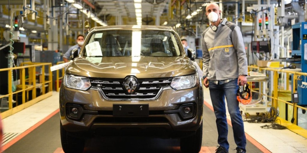 Manu Gin&oacute;bili visit&oacute; la F&aacute;brica Santa Isabel, la emblem&aacute;tica planta de Renault en C&oacute;rdoba