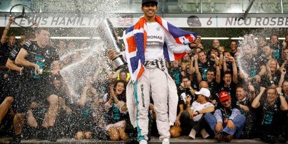 Hamilton festeja el pentacampeonato y la millonaria renovaci&oacute;n con Mercedes-Benz