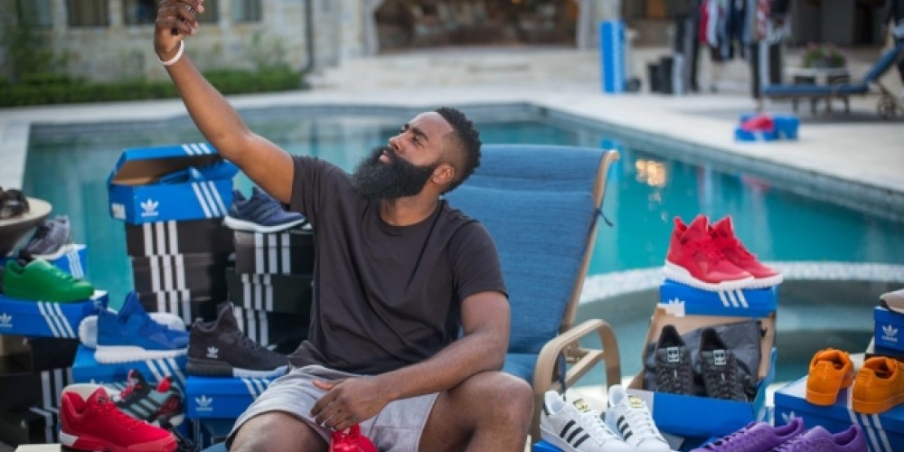 adidas llen&oacute; de zapatillas la casa de James Harden