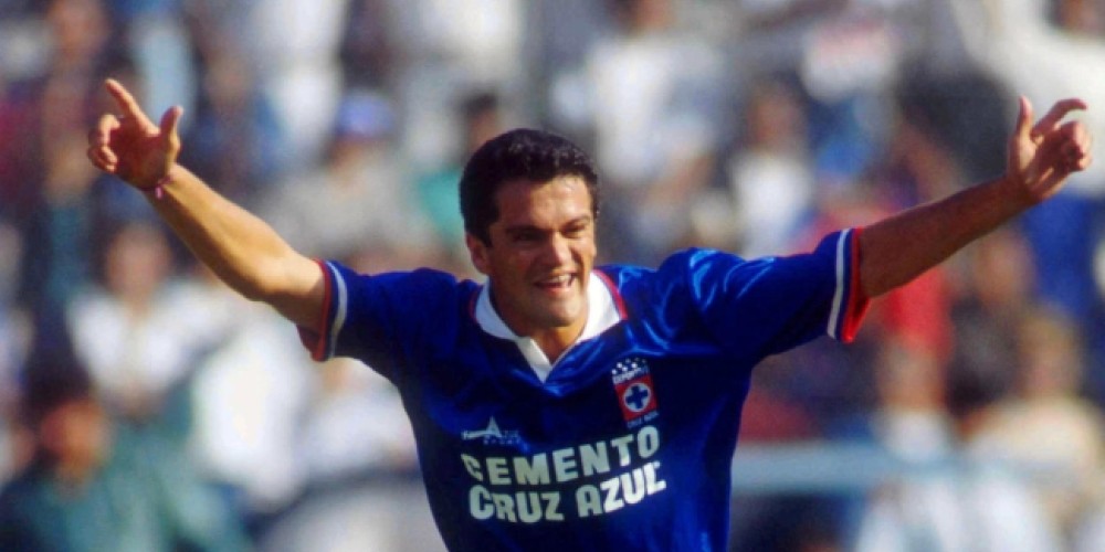 Cruz Azul bloque&oacute; al m&aacute;ximo goleador de su historia en Twitter por comentarios negativos