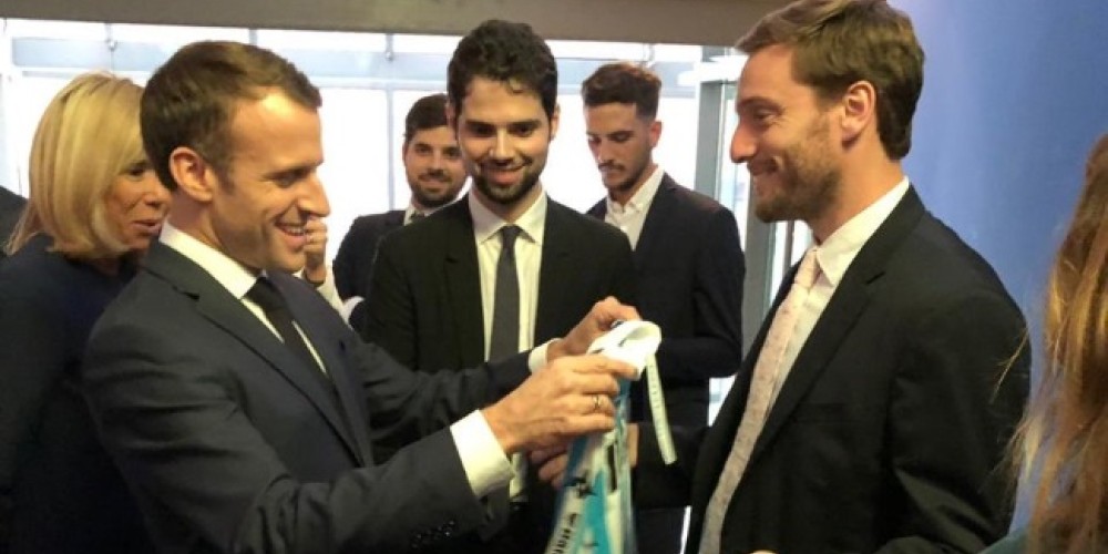 Emmanuel Macron se llev&oacute; una camiseta del f&uacute;tbol argentino durante el G - 20