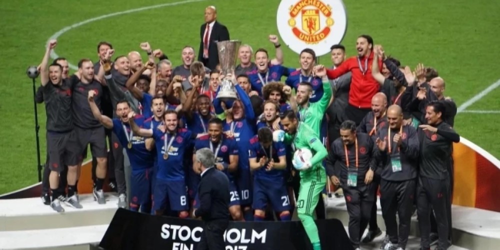 El Manchester United se suma al grupo de los cinco clubes en ganar los tres grandes trofeos de Europa