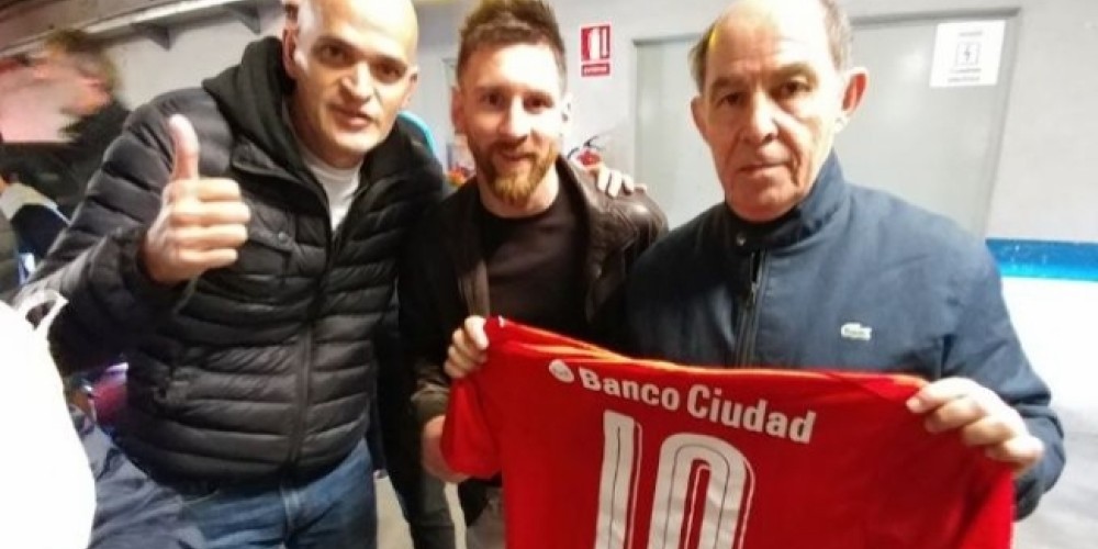 Messi recibi&oacute; una camiseta de Independiente en manos de Bochini