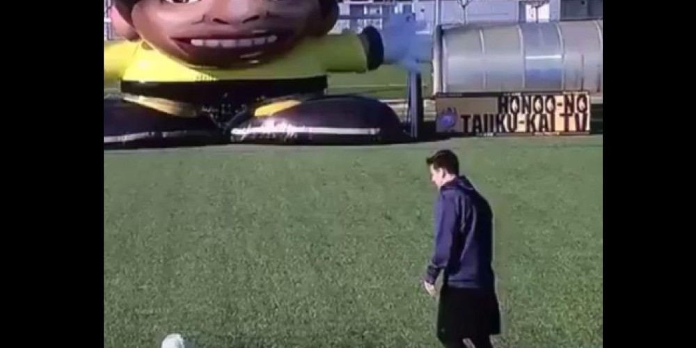 Messi le marc&oacute; a un arquero gigante en la TV japonesa