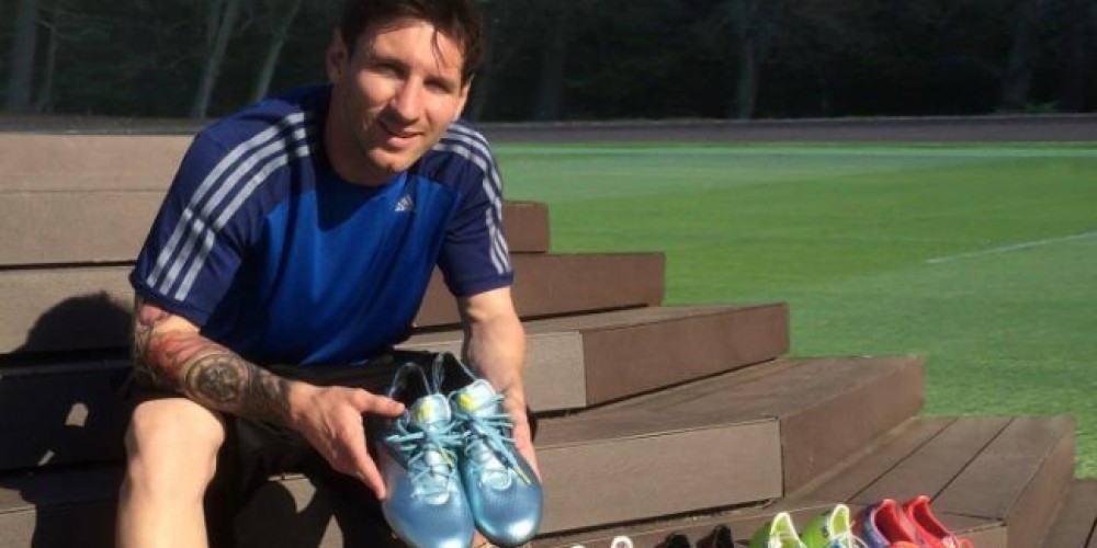 Messi pos&oacute; junto a todos sus botines adidas