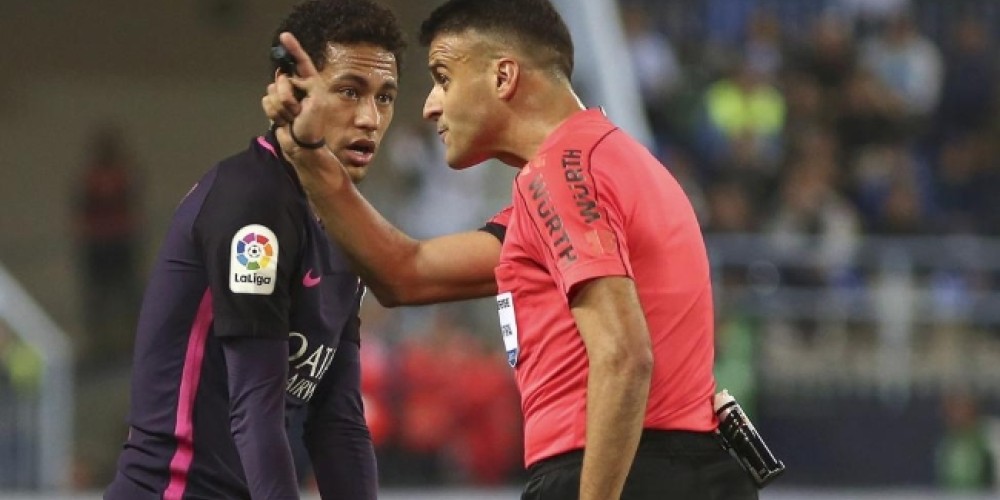 Neymar ser&iacute;a suspendido por el informe de un &aacute;rbitro 