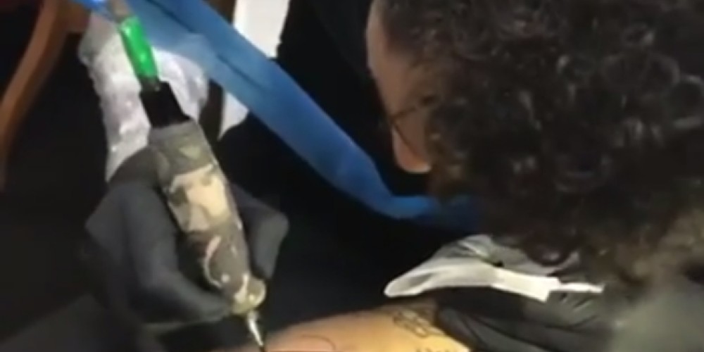Neymar Jr. se anim&oacute; a tatuar su firma en la piel de su tatuador   