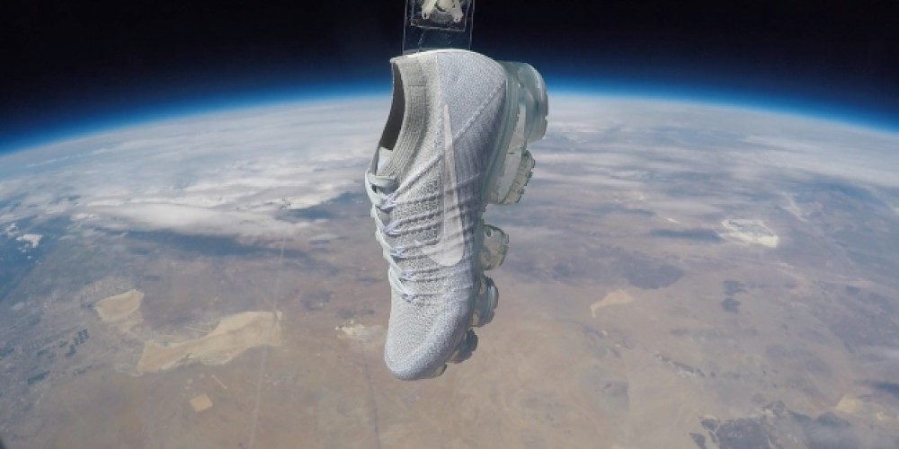 Nike env&iacute;a  su nuevo modelo de zapatillas al espacio para una campa&ntilde;a