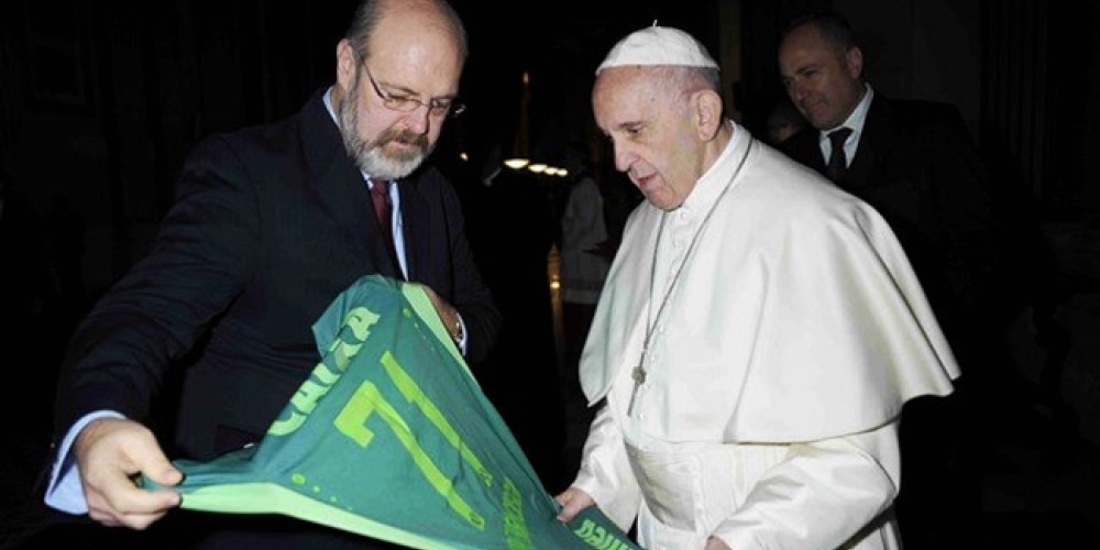Directivos del Chapecoense visitaron al Papa y le entregaron una camiseta homenaje