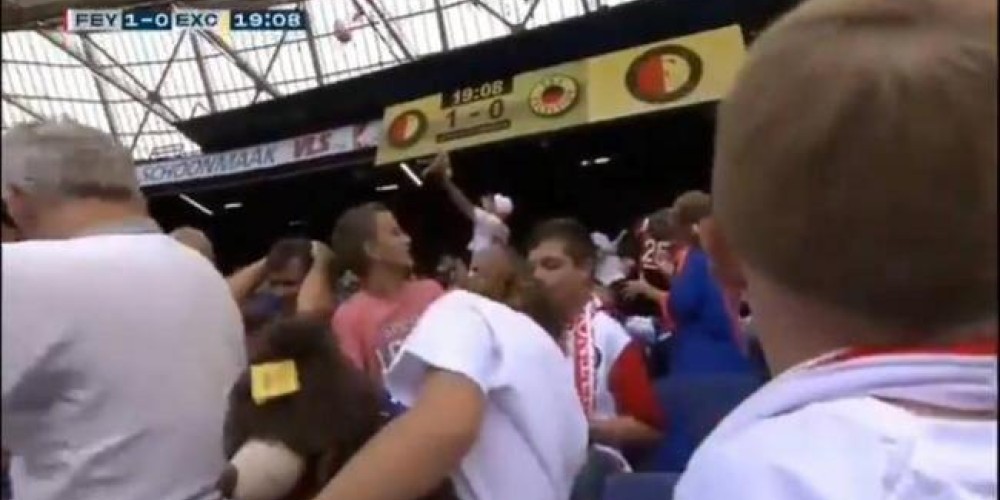 En el estadio del Feyenoord realizaron una masiva lluvia de peluches por un motivo solidario