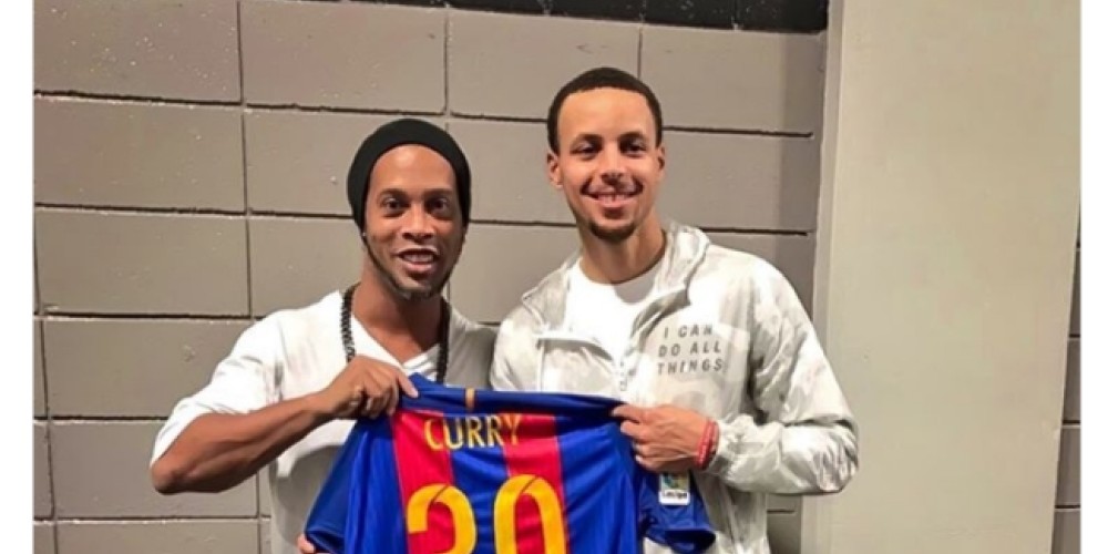 El regalo de Ronaldinho a Curry como embajador del FC Barcelona