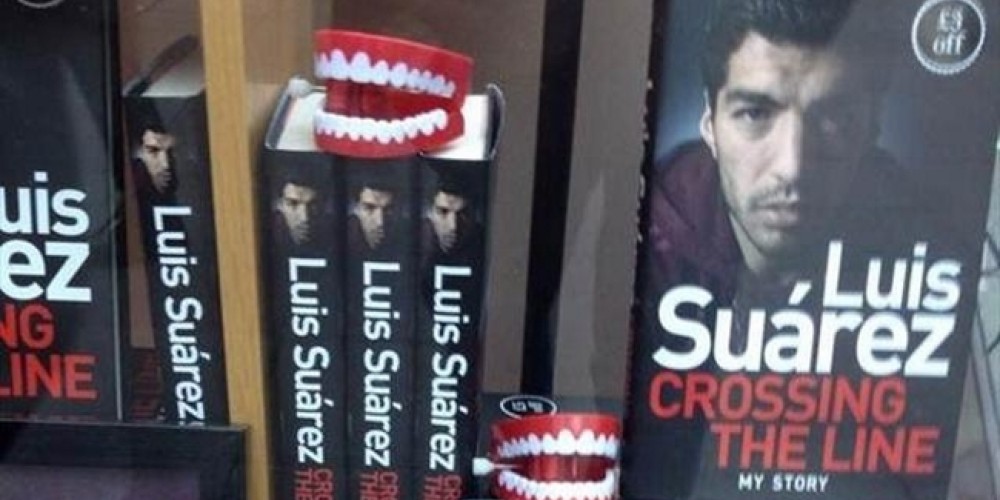El libro de Su&aacute;rez en Inglaterra se vende con una dentadura de juguete