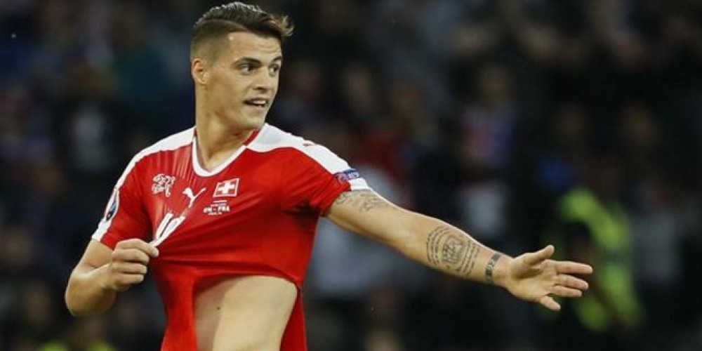 Ins&oacute;lito: los jugadores de Suiza rompieron cuatro camisetas en un mismo partido
