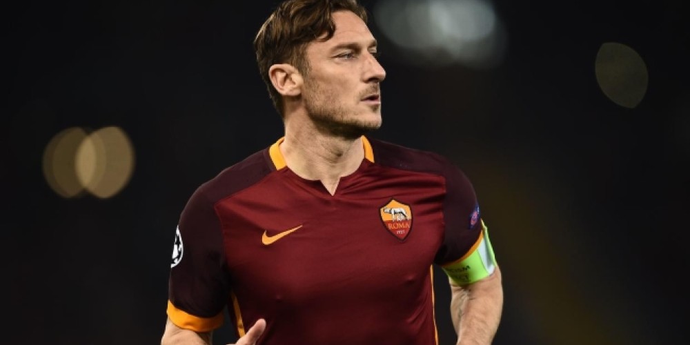 Francesco Totti en medio de dos cadenas que luchan por sumarlo como comentarista