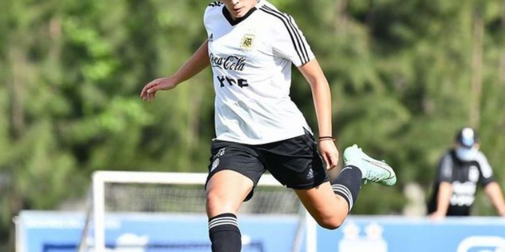 Del handball a debutar con gol en la Selecci&oacute;n de f&uacute;tbol: la historia de Chiara Singarella