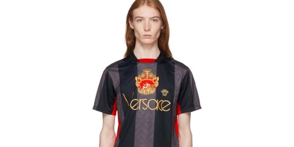 Versace present&oacute; una nueva camiseta dise&ntilde;ada para el Mundial