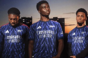 adidas y el Arsenal lanzaron su nueva camiseta alternativa para la temporada 2025/26