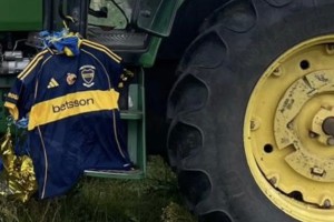 La camiseta que Boca lanzó al cielo en honor cayó en un pequeño pueblo de Uruguay