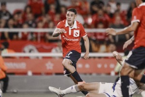 Independiente presentó una camiseta en honor a los campeones de la Libertadores 1975