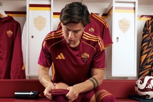 La Roma presentó junto a adidas su nueva camiseta para la temporada 2025/26