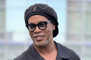 Ronaldinho se lanza como cantante: presentó su álbum de rap y funk "Bruxaria 051"