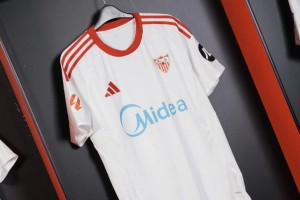 Sevilla estrenó su nueva alianza con adidas y presentaron su camiseta titular para 2025/26