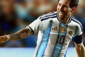 El Teatro Colón se vistió de celeste y blanco para presentar la nueva camiseta de la AFA